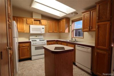 Photo 3 of 8 of home located at 2370 N Dundee Ct Highland, MI 48357