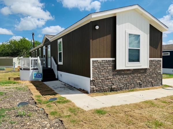 Photo 1 of 2 of home located at 9605 W Us Highway 90 Lot #479 San Antonio, TX 78245