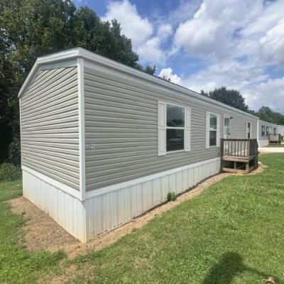 Photo 3 of 32 of home located at 221 Beaver Dam Circle Lavonia, GA 30553