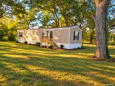 Mobile Home at 4321 County Road Wharton, TX 77488