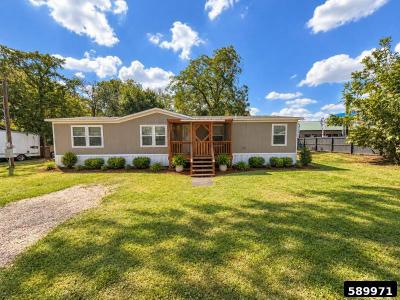 Mobile Home at 105 E Newman St Cuero, TX 77954