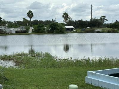 Photo 2 of 9 of home located at 2 South Lake Side Lake Placid, FL 33852