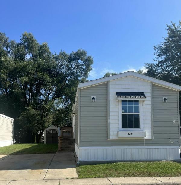 Photo 1 of 2 of home located at 38455 North Sheridan Road #823 Beach Park, IL 60087