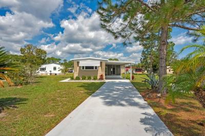 Photo 3 of 32 of home located at 100 Lily Drive Fruitland Park, FL 34731