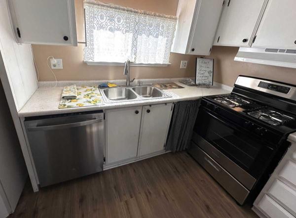 1971 HILLCREST Mobile Home
