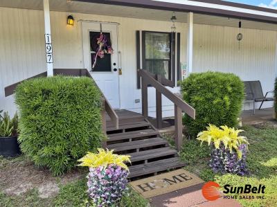 Photo 2 of 24 of home located at 197 S Sycamore Drive Tavares, FL 32778