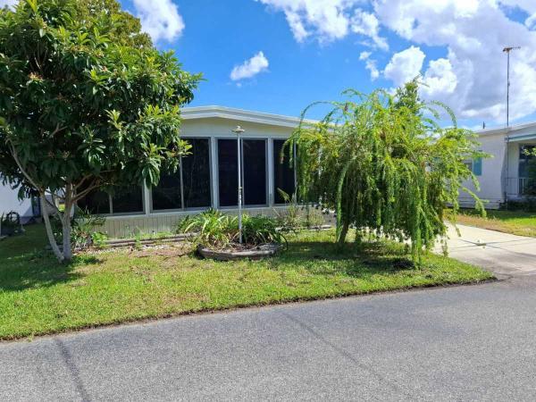 Photo 1 of 2 of home located at 189 Tara Drive Tavares, FL 32778