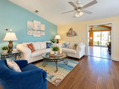 Photo 3 of 4 of home located at 3615 Hayes Boyou Drive Ruskin, FL 33570