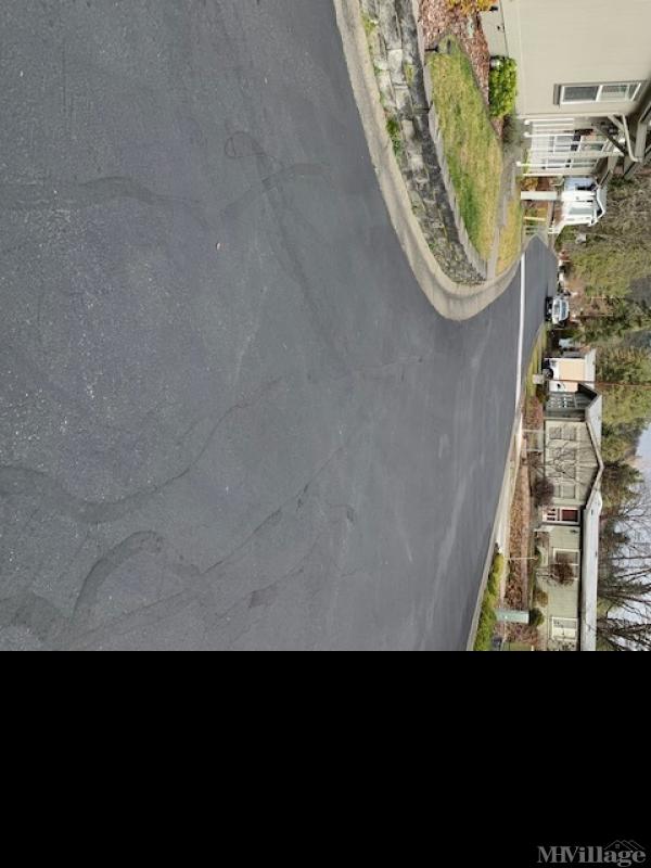 Highland Heights Estates Mobile Home Park in Grants Pass, OR MHVillage