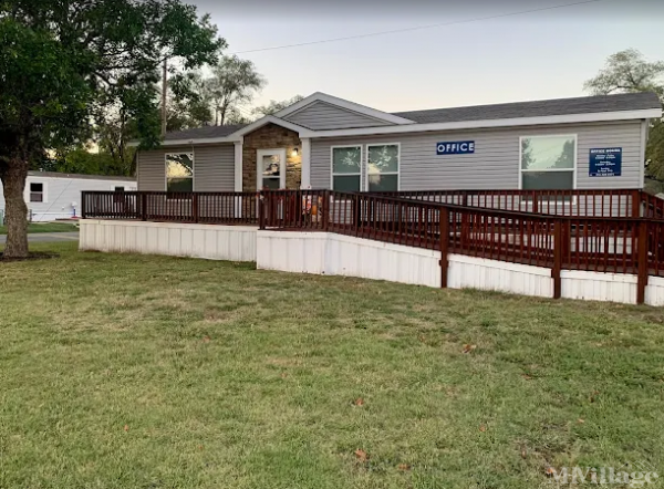 Photo 1 of 2 of park located at 2206 W Macarthur Rd #8 Wichita, KS 67217