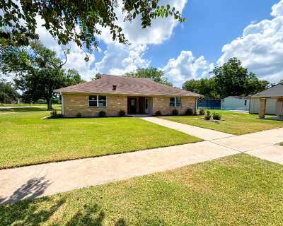 Photo 2 of 20 of dealer located at 215 Stratton Ridge Road Clute, TX 77531